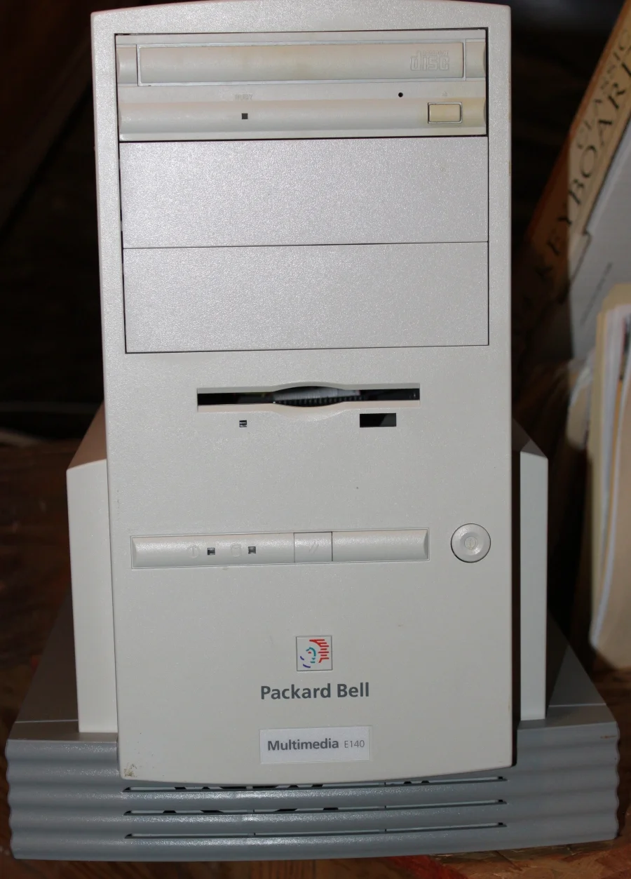 packard_bell_E_140_front.webp